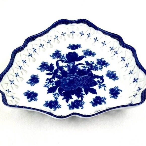 Serving Dish Cobalt & White Heart Shaped Scalloped Lattice Edging Floral Center - Picture 2 of 12